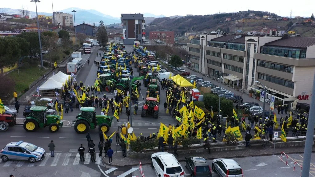 <strong>Trattori della Coldiretti in marcia a Potenza con migliaia di agricoltori</strong>