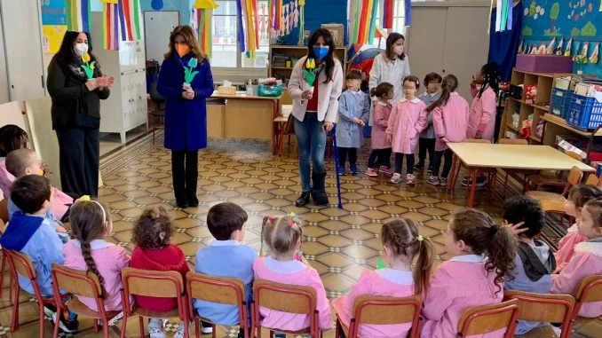 05-04-22 stamattina l’assessora Romano alla scuola dell’infanzia Manzari-Buonvino per accogliere due piccole ucraine