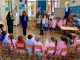 05 04 22 stamattina lassessora romano alla scuola dellinfanzia manzari buonvino per accogliere due piccole ucraine radiolaser news matera potenza puglia basilicata