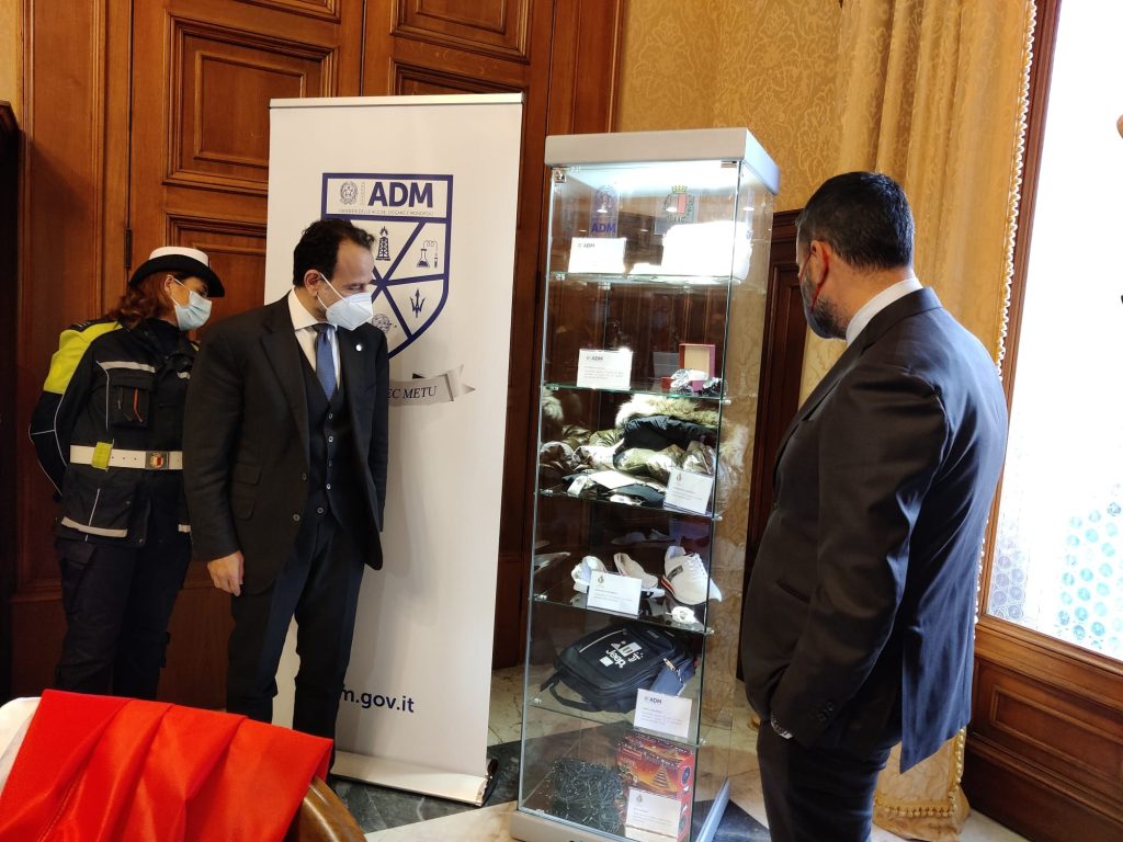 siglato questa mattina il protocollo tra comune di bari e agenzia delle accise, dogane e monopoli per la lotta alla contraffazione 1 21 04 22 sigla protocollo adm radiolaser news matera potenza puglia basilicata