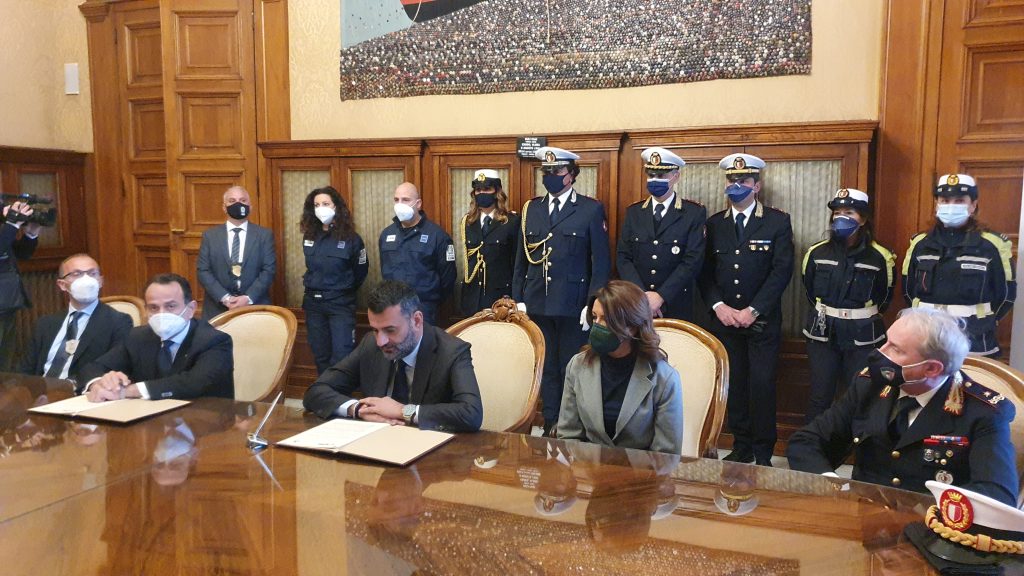 siglato questa mattina il protocollo tra comune di bari e agenzia delle accise, dogane e monopoli per la lotta alla contraffazione 2 21 04 22 sigla protocollo adm.1 radiolaser news matera potenza puglia basilicata