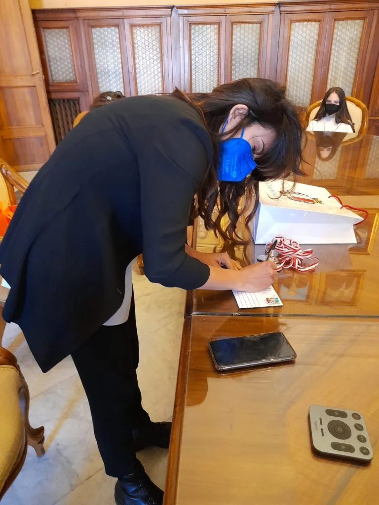 <strong>QUESTA MATTINA IL SALUTO DELL’ASSESSORA ROMANO </strong><strong>AGLI STUDENTI DELLA SCUOLA AMEDEO D’AOSTA</strong><strong>IN PARTENZA </strong><strong>PER IL FESTIVAL DI LETTERATURA PER BAMBINI E RAGAZZI “PORTOIMMAGINARIO”</strong>