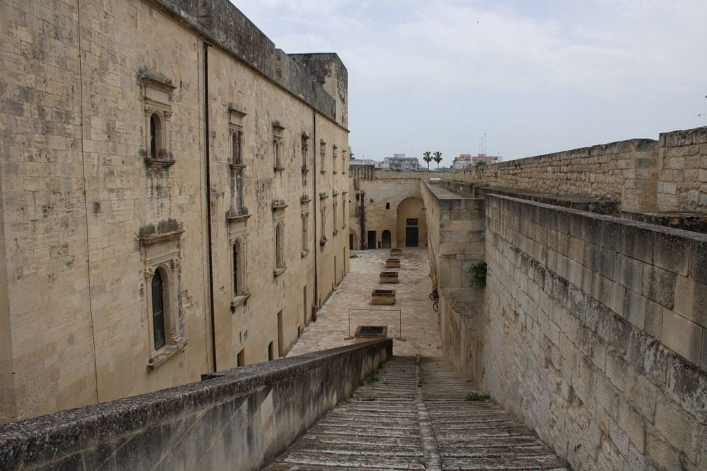 domenica 24 aprile - morning yoga e "il castello fuori porta" per "attraverso il castello" al carlo v di lecce 3 attraverso il castello lecce radiolaser news matera potenza puglia basilicata