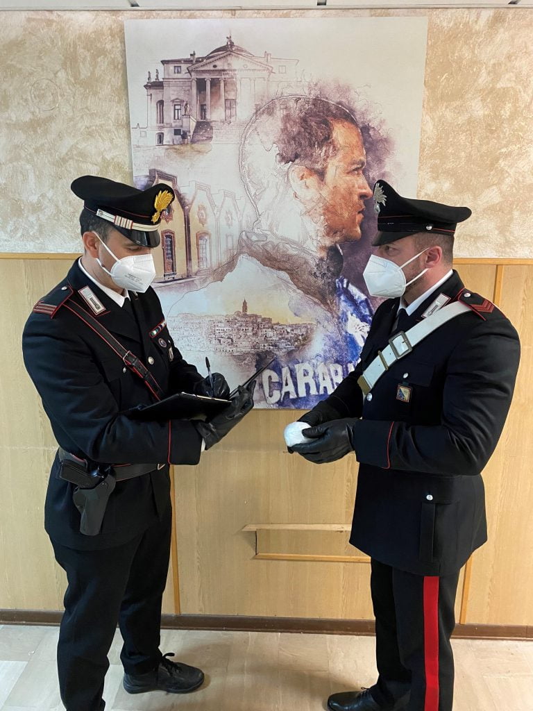 montescaglioso: carabinieri arrestano coppia di montesi sorpresa in auto con 101 grammi di cocaina. 1 foto cc n.inv . e montescaglioso radiolaser news matera potenza puglia basilicata