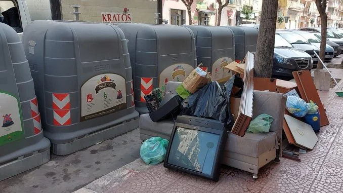 Ingombranti per strada a Taranto (14)