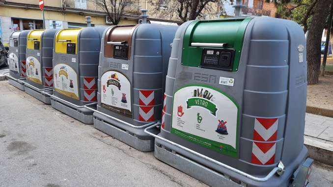 Nuovi cassonetti ingegnerizzati in piazza M (1)