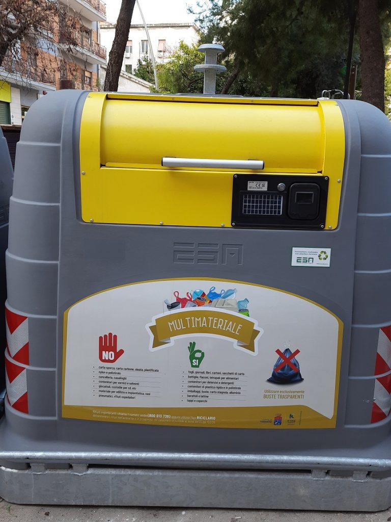 22 e 23 aprile info point di kyma ambiente in p.zza m.d’oro 2 nuovi cassonetti ingegnerizzati in piazza m 3 radiolaser news matera potenza puglia basilicata