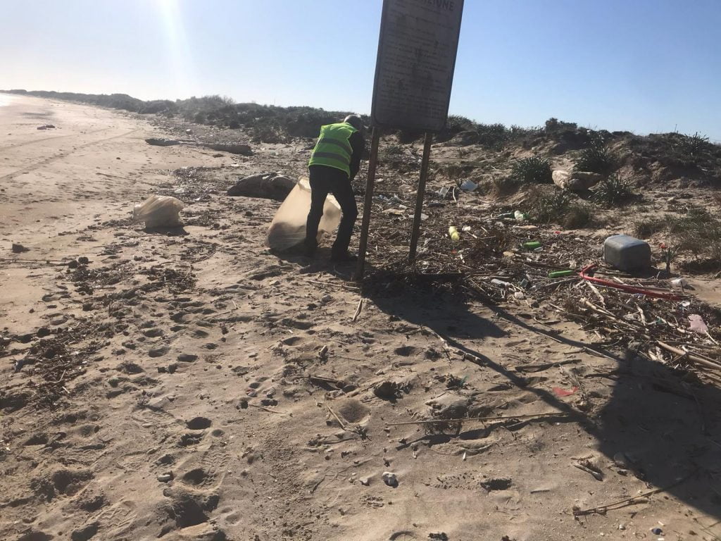 Partita la pulizia delle spiagge nelle marine leccesi - Entro il weekend di Pasqua prevista la rimozione dei rifiuti dal litorale