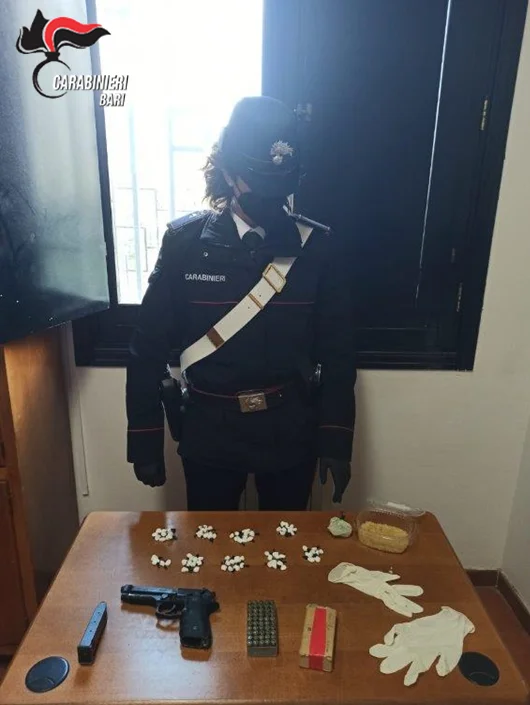 Ruvo di Puglia. Trovato in casa con droga e una pistola. Arrestato dai Carabinieri
