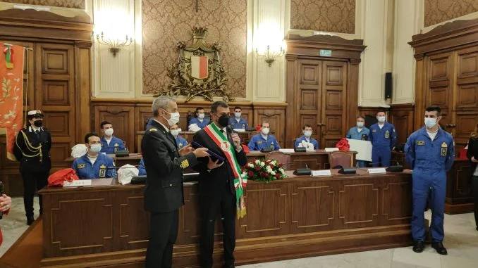 07-05-22-stasera-la-cerimonia-per-la-pattuglia-acrobatica-delle-Frecce-tricolori-a-Palazzo-di-Citta_1