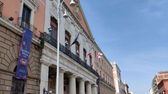 26-05-22 anniversario dell’indipendenza della Georgia_la bandiera georgiana sventola sulla facciata di Palazzo di Città