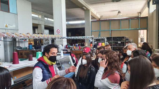 FOTO DONATO CIRELLA CON GLI STUDENTI