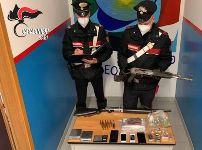 Modugno. Carabinieri rinvengono Kalashnikov, fucile e droga. Due arrestati.