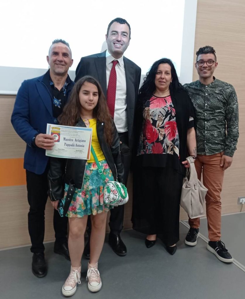 assegnato dalla regione puglia il titolo di “maestro artigiano” ad antonio pappada’ - il ramaio di specchia 3 pappada con famiglia maestro artigiano 2022 2 radiolaser news matera potenza puglia basilicata