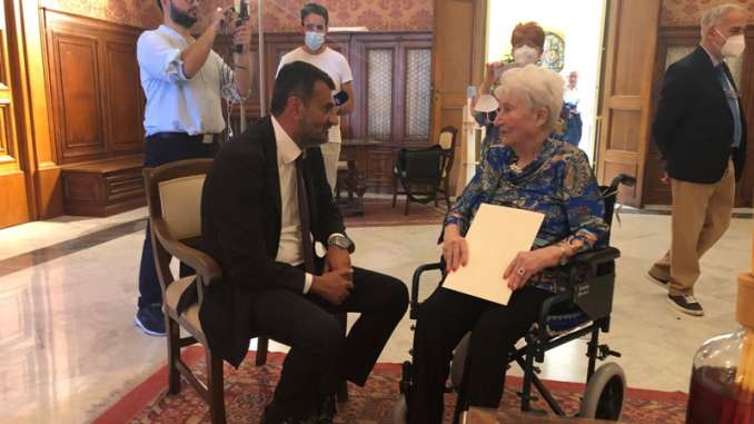 15-06-22 gli auguri del sindaco alla centenaria Angela Spagnoletti