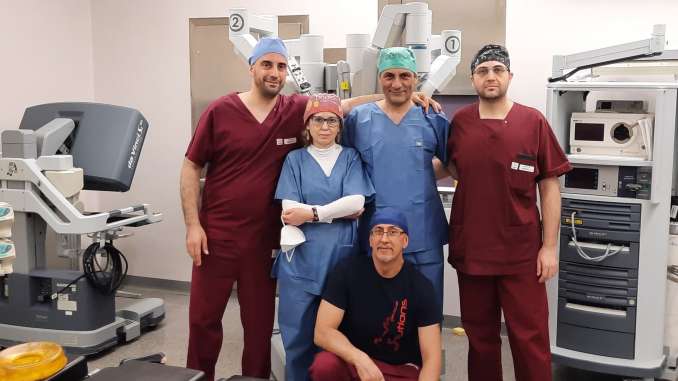 foto_chirurgia_robotica_AorSanCarloPotenza_dottorGuarino_nel_centro