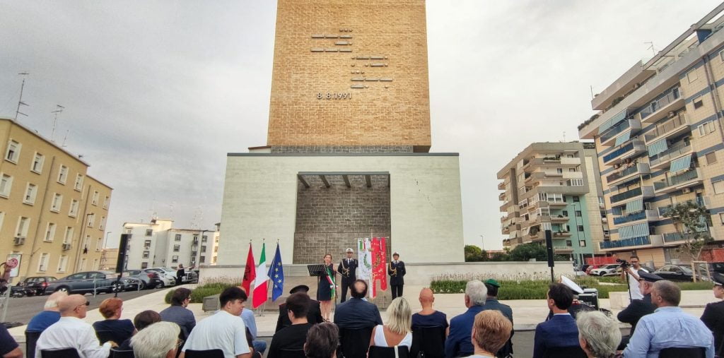 08 08 22 xxxi anniversario dellarrivo della vlora nel porto oggi liniziativa in largo sono persone a san girolamo radiolaser news matera potenza puglia basilicata