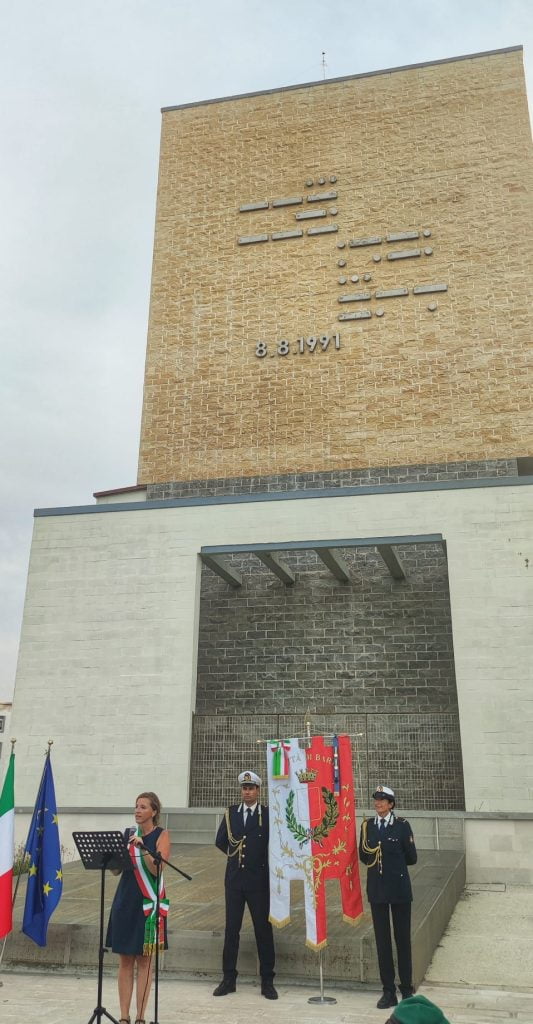 08 08 22 xxxi anniversario dellarrivo della vlora nel porto oggi liniziativa in largo sono persone a san girolamo 1 radiolaser news matera potenza puglia basilicata