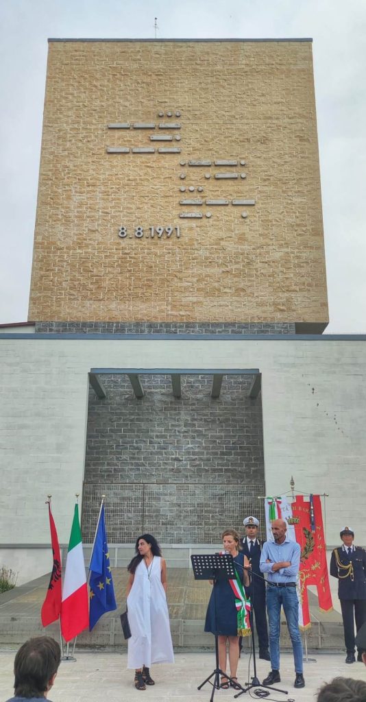 08 08 22 xxxi anniversario dellarrivo della vlora nel porto oggi liniziativa in largo sono persone a san girolamo 2 radiolaser news matera potenza puglia basilicata