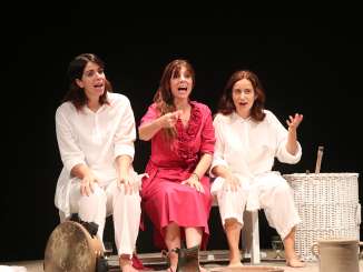 martedì 2 agosto teatri a sud prosegue a cavallino con lo spettacolo fimmene! di anna cinzia villani e astràgali teatro 82 fimmene simonetta rotundo anna cinzia villani roberta quatra foto marina colucci 2 radio laser news matera potenza puglia basilicata