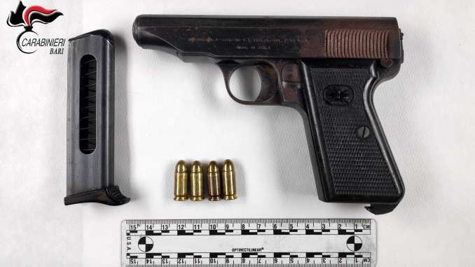 foto pistola con logo