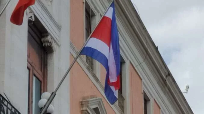 15-09-22 bandiera della Costa Rica sulla facciata di Palazzo di Città
