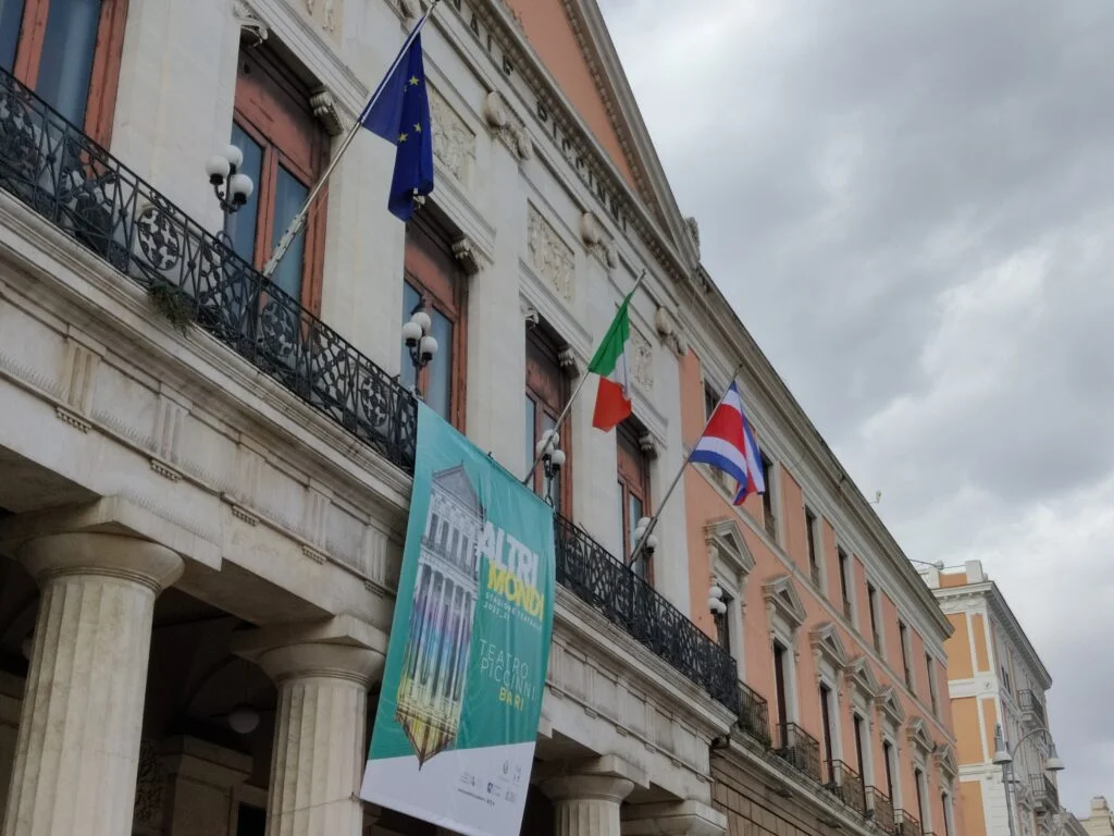 LA BANDIERA DELLA COSTA RICA SULLA FACCIATA DI PALAZZO DI CITTÀ NEL 201° ANNIVERSARIO DELL'INDIPENDENZA DALLA SPAGNA