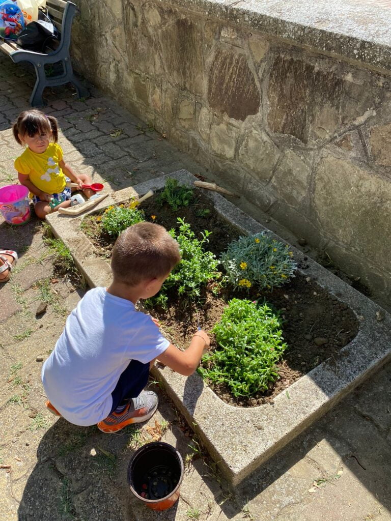 valsinni, i più piccoli si prendono cura delle fioriere per coltivare relazioni e generare bellezza