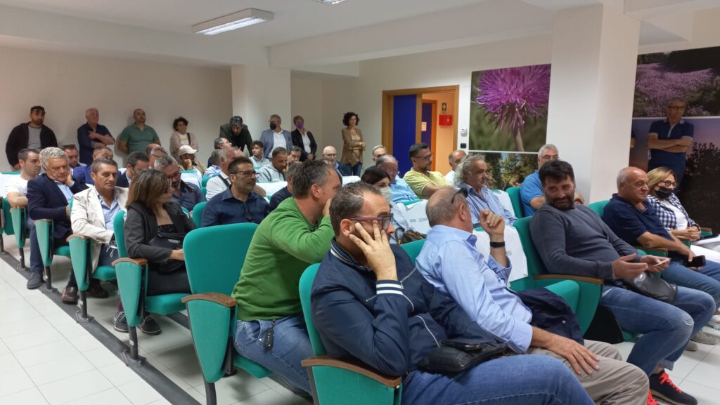 assessore cupparo in incontro con imprenditori fa il punto dell’attuazione dei progetti di filiera 1 incontro filiere 2 radio laser news matera potenza puglia basilicata
