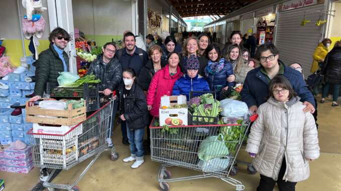 22-11-22 Bari Social Food_questa mattina il recupero delle eccedenze alimentari presso il mercato di Japigia a cura dei ragazzi dell’AIPD_2