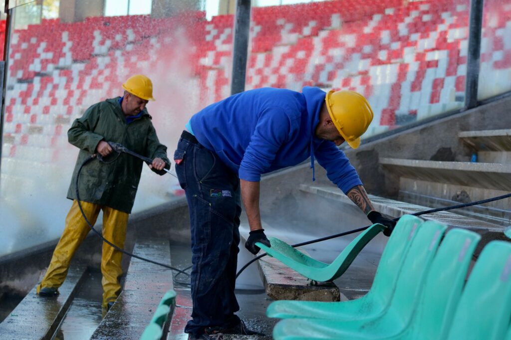 22 11 22 avviati i lavori di sostituzione dei seggiolini della tribuna ovest inferiore dello stadio san nicola 2 radio laser news matera potenza puglia basilicata