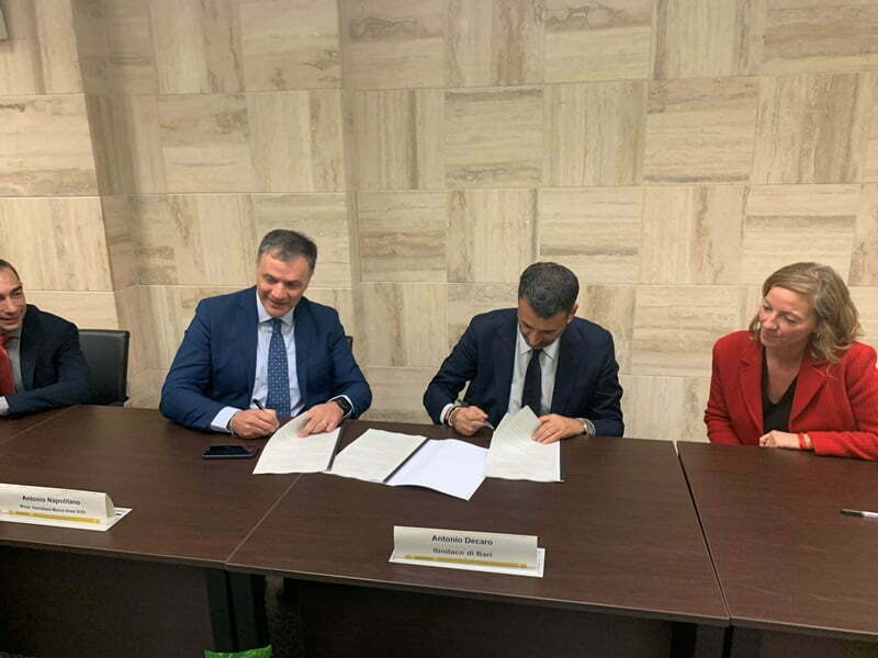 questa mattina la consegna al comune di bari di un appartamento di poste italiane destinato ad esperienze di co-housing delle donne vittime di violenza