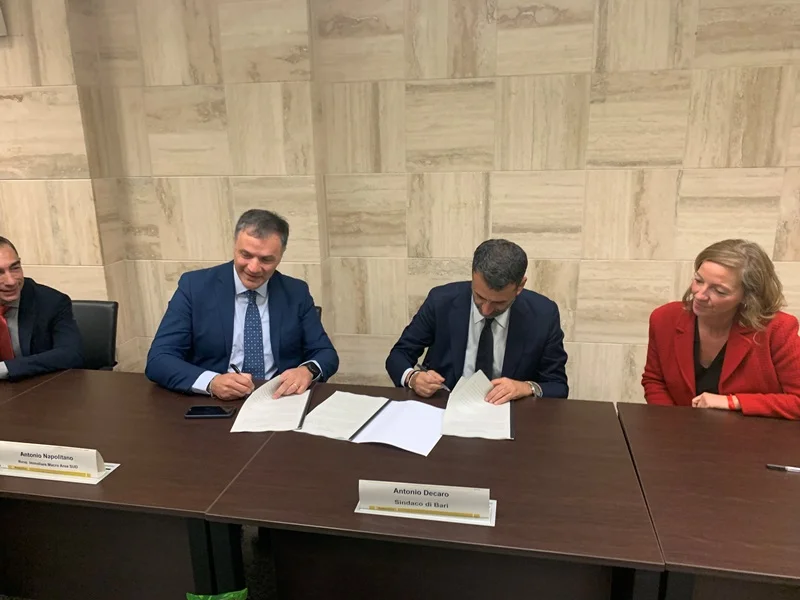 QUESTA MATTINA LA CONSEGNA AL COMUNE DI BARI DI UN APPARTAMENTO DI POSTE ITALIANE DESTINATO AD ESPERIENZE DI CO-HOUSING DELLE DONNE VITTIME DI VIOLENZA