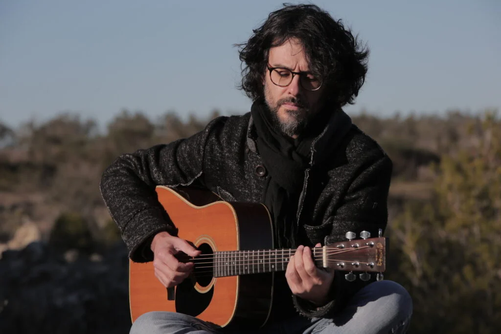 Domenica 13 novembre - Libertà e perline colorate. Massimo Donno canta Paolo Conte alle Officine Culturali Ergot di Lecce