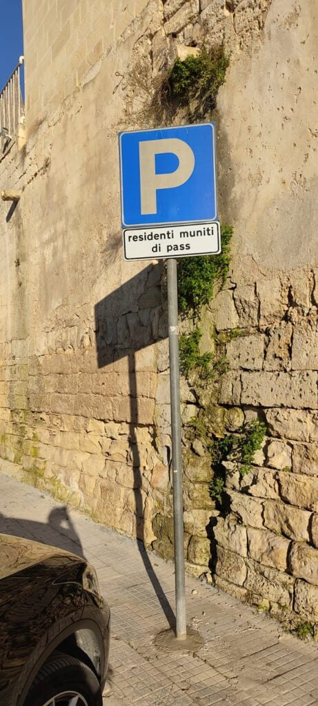 <strong>Lato destro Corte dei Licci, attivata area di sosta riservata ai residenti del centro storico</strong>
