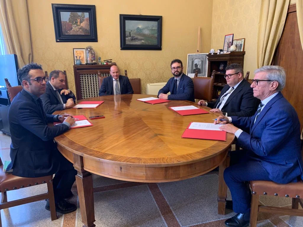 <strong>Videosorveglianza nei punti nevralgici della città, il Sindaco Palmisano firma in Prefettura il “Patto per l’attuazione della Sicurezza Urbana” </strong>