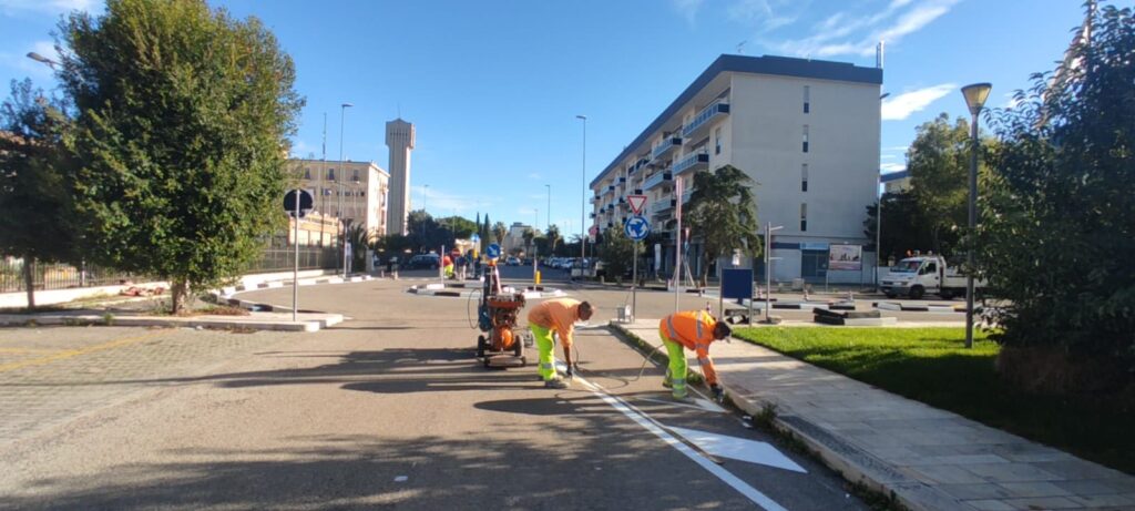 <strong>riaperta la strada pubblica di collegamento tra via vecchia frigole e via dei salesiani</strong> 1 operai al lavoro prolungamento via dei salesiani 1 radiolaser news matera potenza puglia basilicata