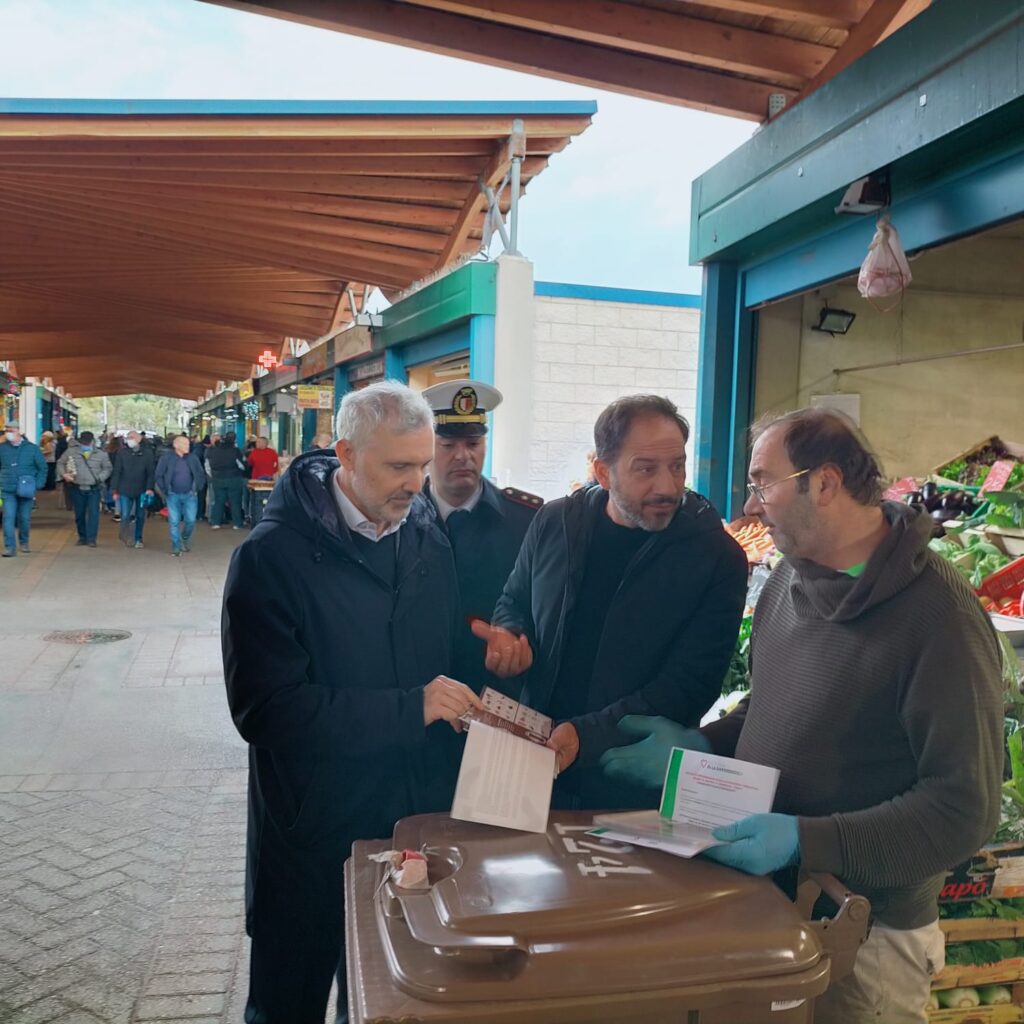 questa mattina la consegna dei carrellati per la raccolta della frazione organica agli operatori del mercato di santa scolastica 2 09 12 22 questa mattina la consegna dei carrellati dellorganico agli operatori mercatali di santa scolastica radio laser news matera potenza puglia basilicata