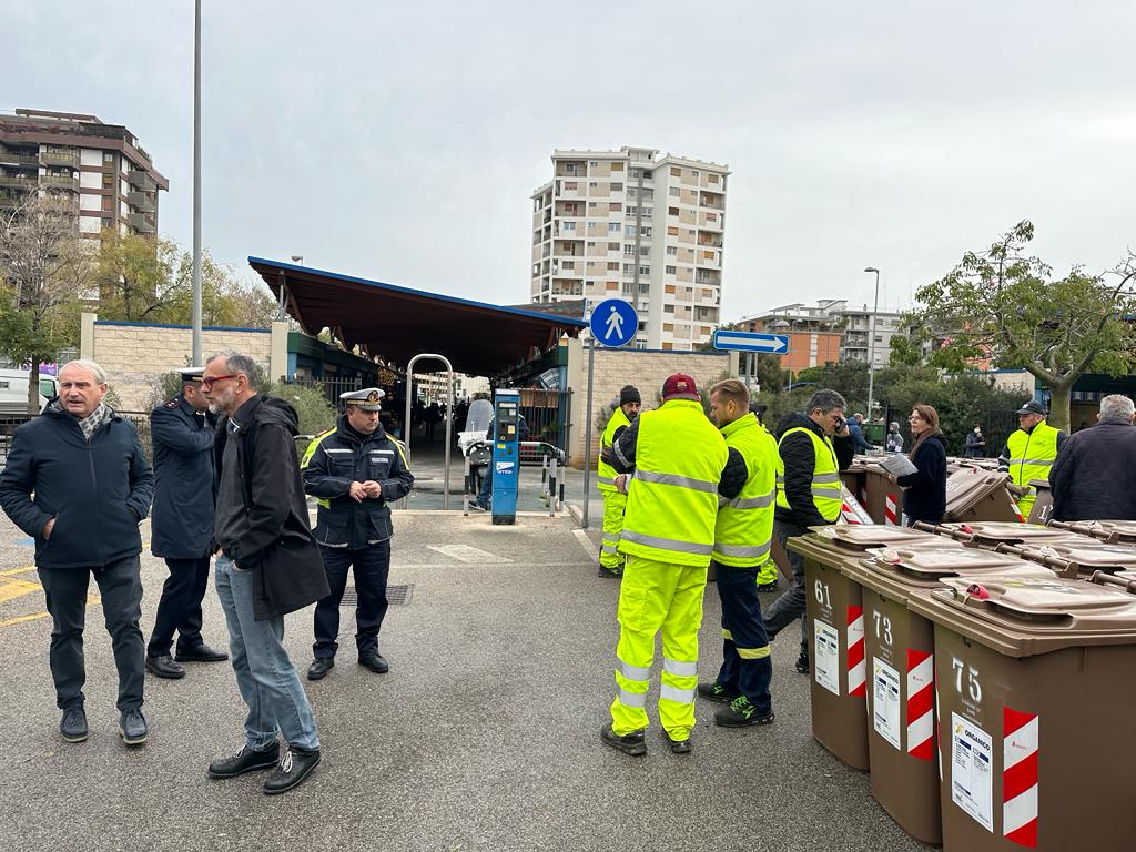 questa mattina la consegna dei carrellati per la raccolta della frazione organica agli operatori del mercato di santa scolastica 4 09 12 22 questa mattina la consegna dei carrellati dellorganico agli operatori mercatali di santa scolastica 1 radio laser news matera potenza puglia basilicata