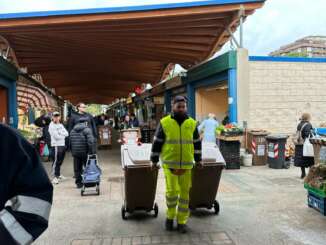 09 12 22 questa mattina la consegna dei carrellati dellorganico agli operatori mercatali di santa scolastica 2 1 radio laser news matera potenza puglia basilicata