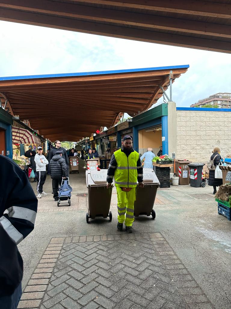 questa mattina la consegna dei carrellati per la raccolta della frazione organica agli operatori del mercato di santa scolastica 1 09 12 22 questa mattina la consegna dei carrellati dellorganico agli operatori mercatali di santa scolastica 2 radio laser news matera potenza puglia basilicata