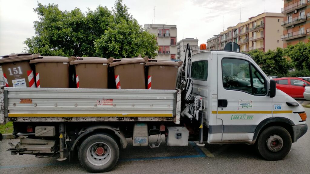 questa mattina la consegna dei carrellati per la raccolta della frazione organica agli operatori del mercato di santa scolastica 3 09 12 22 questa mattina la consegna dei carrellati dellorganico agli operatori mercatali di santa scolastica 3 radio laser news matera potenza puglia basilicata