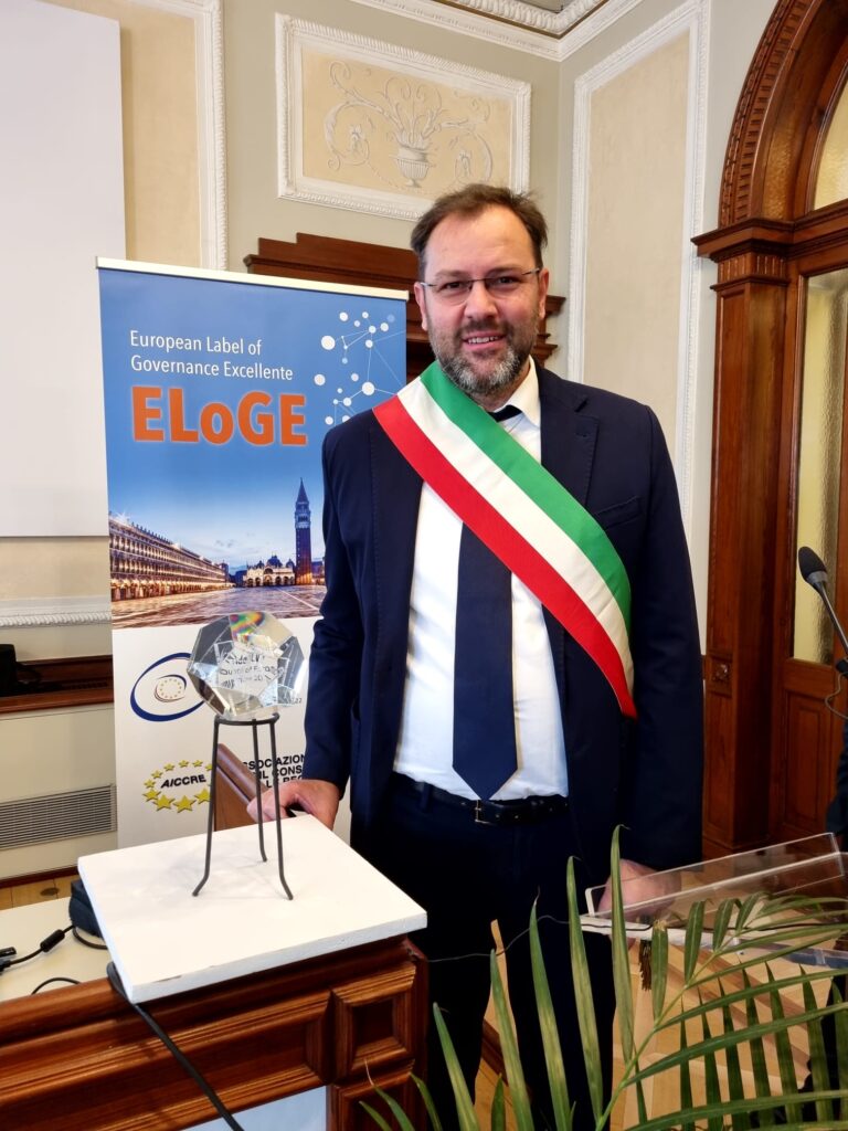 1 il sindaco di scavone con il premio a venezia 1 radiolaser news matera potenza puglia basilicata