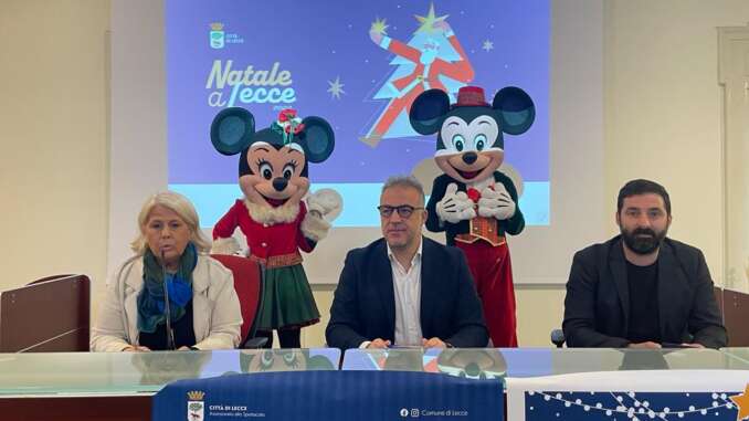 Foto conferenza stampa con mascotte