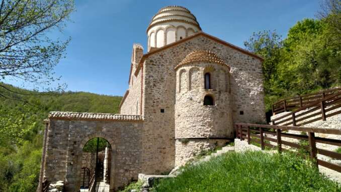 Veduta_abbazia_alla_fine_del_sentiero