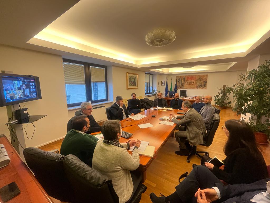 <strong>pnrr borghi, l’assessore latronico incontra i comuni</strong> 2 10.1.2023 bando borghi riunione in regione con lassessore latronico 2 radiolaser news matera potenza puglia basilicata