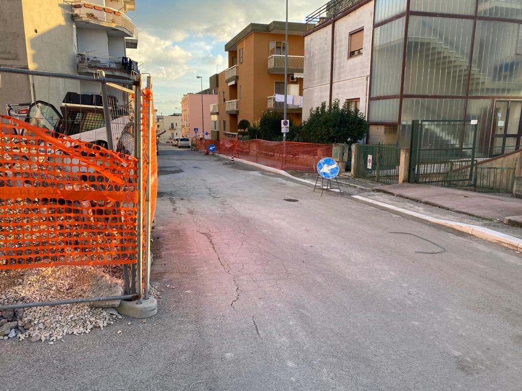<strong>un milione di avanzo di amministrazione per riqualificare le strade ed i marciapiedi della città. il comune investe in totale 3 milioni e 150mila euro.</strong> 1 cantieri in via paradiso radio laser news matera potenza puglia basilicata