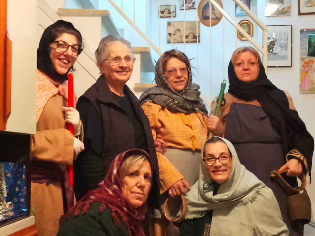 parrocchia s.pietro e paolo - gruppo ludico di signore e ragazze vestite da befana porta doni ad anziani e persone sole 1 img 20230106 wa0008 radio laser news matera potenza puglia basilicata