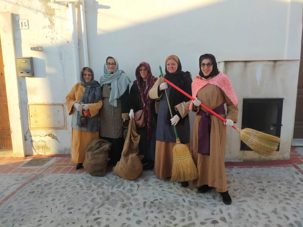 parrocchia s.pietro e paolo - gruppo ludico di signore e ragazze vestite da befana porta doni ad anziani e persone sole 2 img 20230106 wa0009 radio laser news matera potenza puglia basilicata