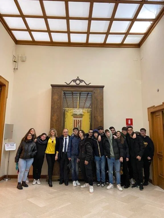 OGGI A PALAZZO DEI CELESTINI LA VISITA DEGLI STUDENTI DELL’OLIVETTI DI LECCE IN ATTESA DELL’INCONTRO CON CLAUDIO FANO <strong>NELLA GIORNATA DELLA MEMORIA</strong>